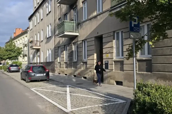 Nowe miejsca parkingowe przy szkołach i przedszkolach w Jarocinie