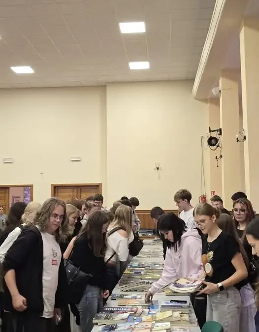 Kiermasz podręczników w szkole – drugi dzień i szansa na tańsze książki