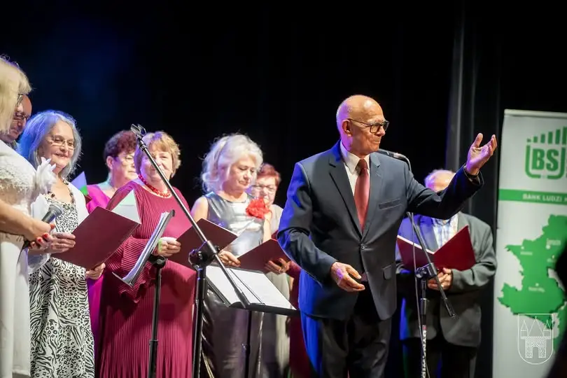 Jarocin: „Biała sukienka” otworzyła koncert „Co śpiewa wiatr”