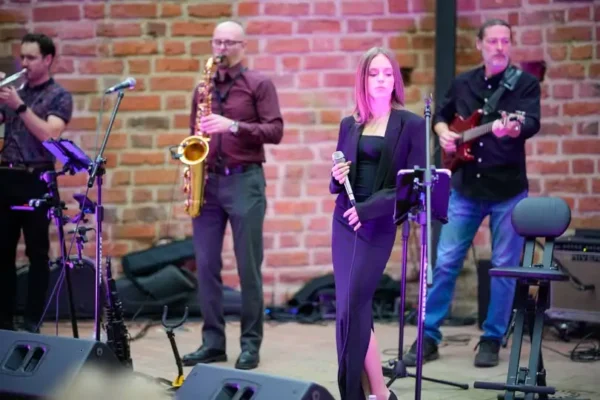 Jazz, funk i blues w ruinach kościoła. Groove Ensemble zagrał w Jarocinie