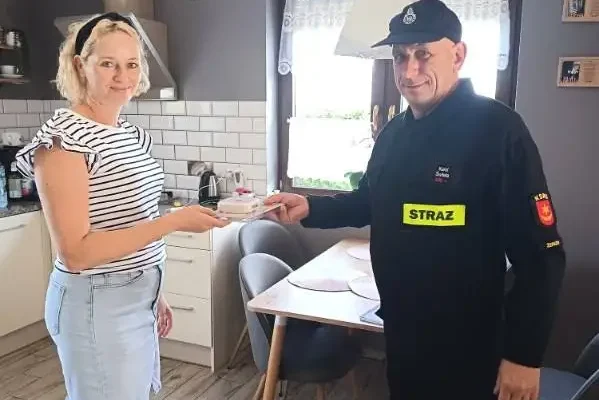 Strażacy z OSP Zerków rozdawali czujniki czadu i dymu