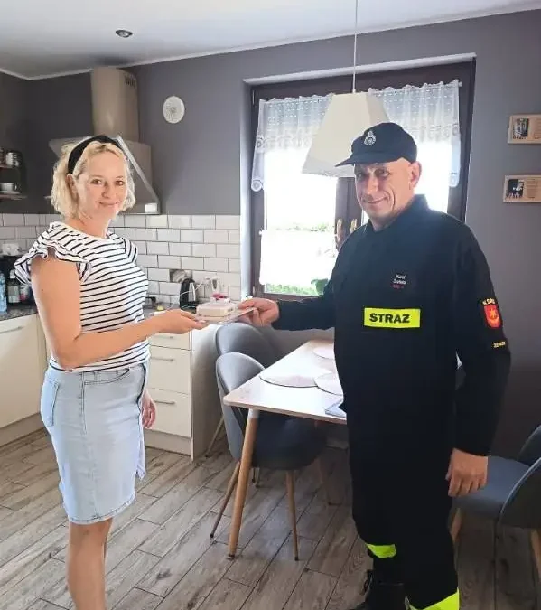 Strażacy z OSP Zerków rozdawali czujniki czadu i dymu
