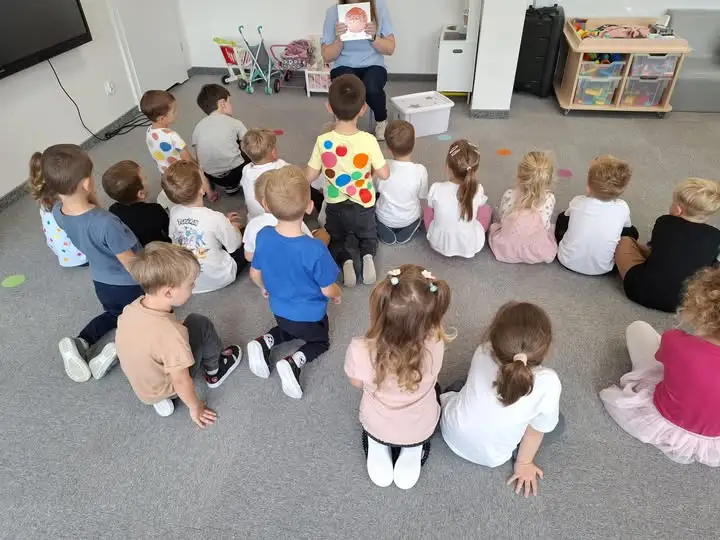 Dzień Kropki w bibliotece w Mieszkowie – przedszkolaki tworzyły kropkowe motylki