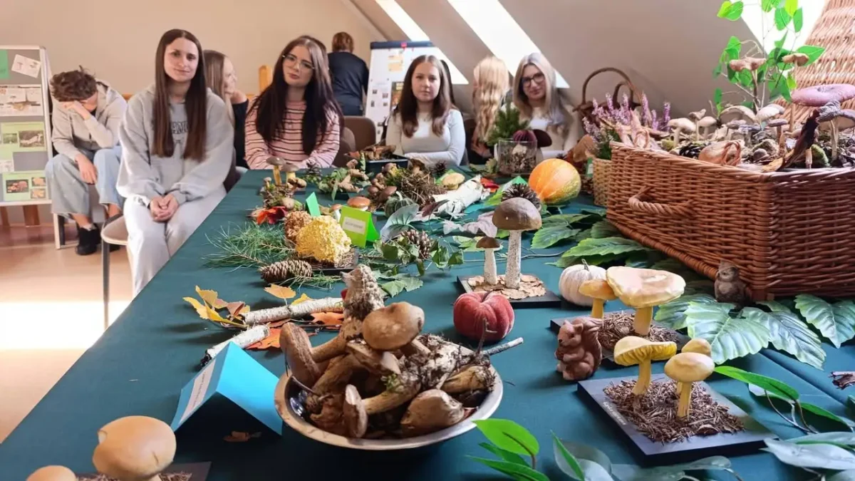 Uczniowie Technikum Żywienia w Jarocinie uczyli się o grzybach i kleszczach