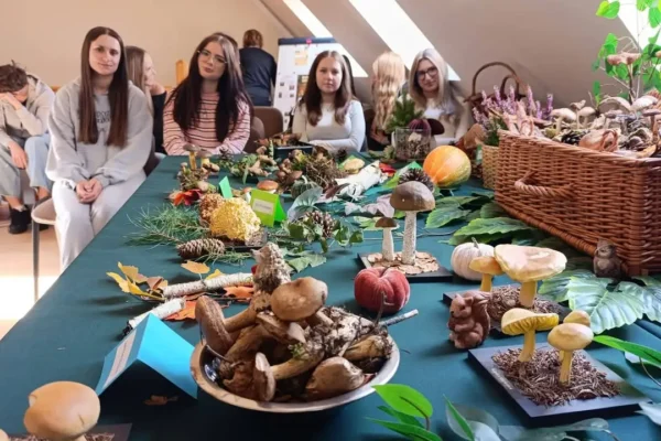 Uczniowie Technikum Żywienia w Jarocinie uczyli się o grzybach i kleszczach