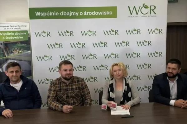 Jarocin: podpisano umowę na budowę wiaty do ładowania pojazdów elektrycznych