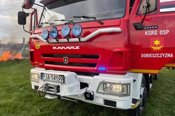 Pożar składowiska gałęzi w Dobieszczyźnie — akcja OSP