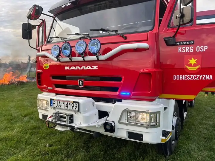 Pożar składowiska gałęzi w Dobieszczyźnie — akcja OSP