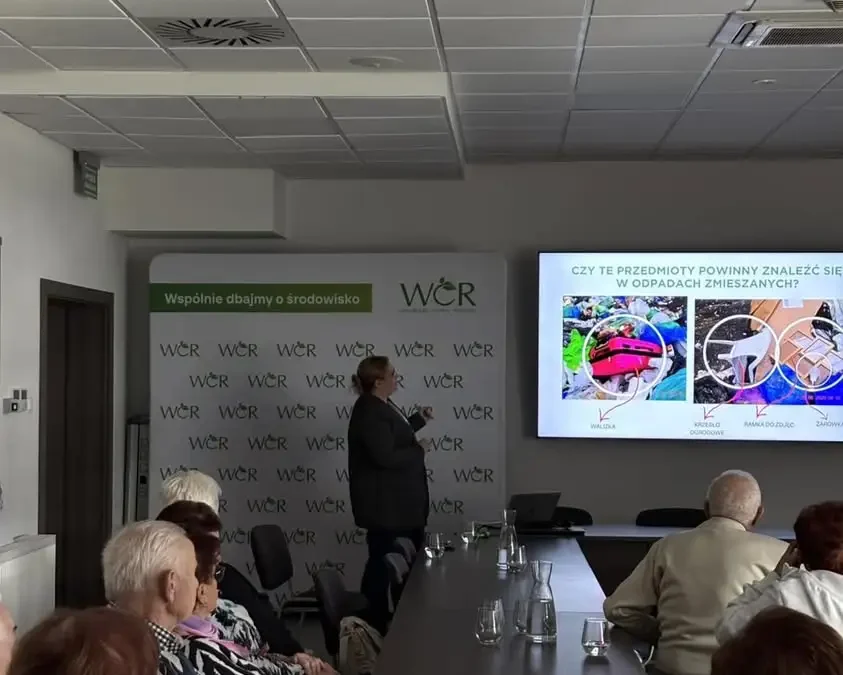 Seniorzy z gminy Gołuchów odwiedzili spółkę zajmującą się odpadami
